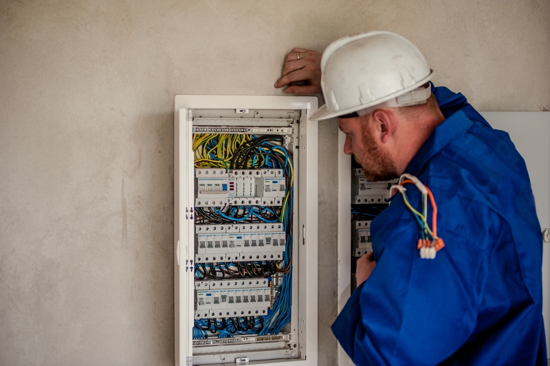 electricite-SANARY SUR MER-min_electrician-2755683